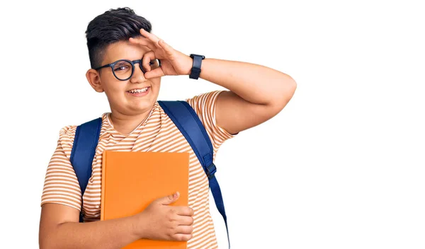 Liten Pojke Unge Bär Student Ryggsäck Hålla Böcker Ler Glad — Stockfoto