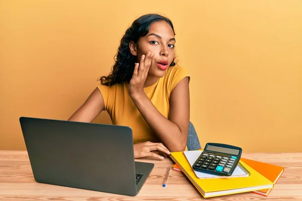 Young African American Girl Working Office Laptop Calculator Hand Mouth — Stock Photo, Image