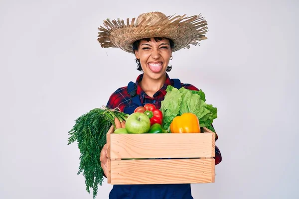 Vacker Brunett Kvinna Bär Bonde Kläder Håller Grönsaker Sticker Tungan — Stockfoto