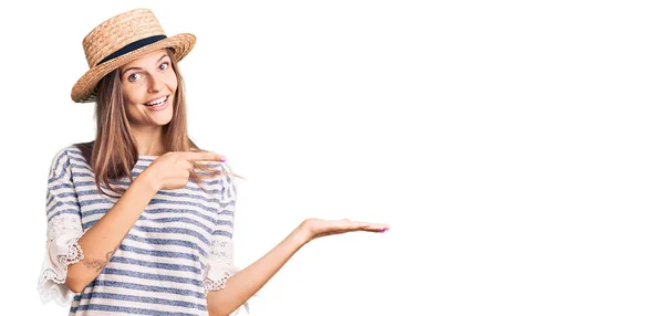 Hermosa Mujer Caucásica Con Sombrero Verano Sorprendido Sonriendo Cámara Mientras — Foto de Stock