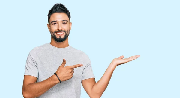 Hombre Joven Con Barba Llevando Camiseta Gris Casual Asombrado Sonriendo — Foto de Stock