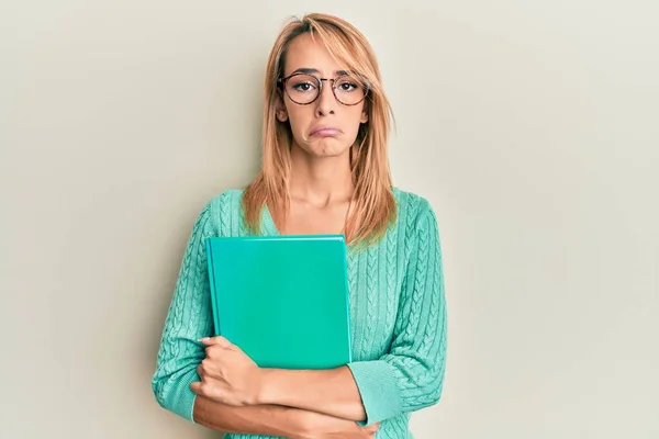 Güzel Sarışın Kadın Kitap Tutuyor Gözlük Takıyor Üzgün Endişeli Kızgın — Stok fotoğraf