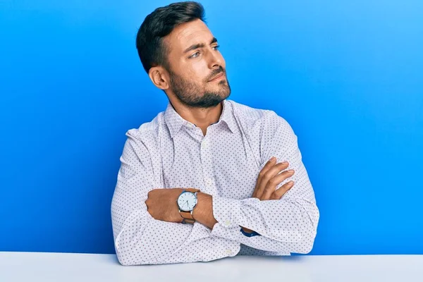 Schöner Hispanischer Mann Businesskleidung Sitzt Auf Dem Tisch Und Blickt — Stockfoto