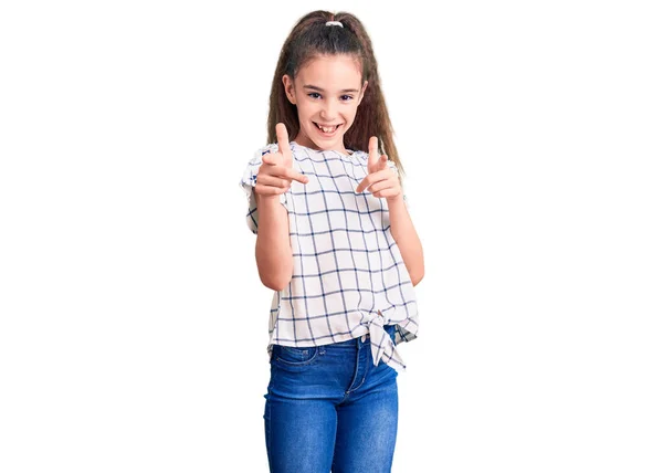 Schattig Latijns Amerikaans Kind Meisje Draagt Casual Kleding Wijzend Vingers — Stockfoto