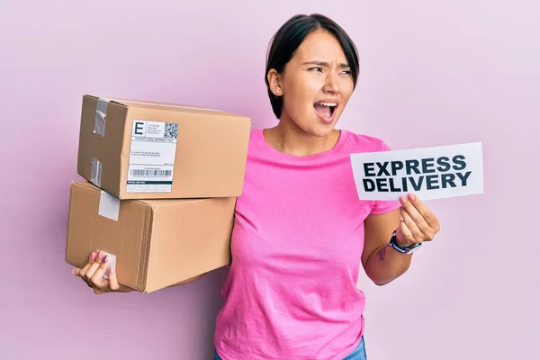 Mulher Bonita Com Cabelo Curto Segurando Caixa Entrega Com Texto — Fotografia de Stock