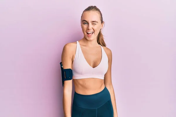 Vacker Blond Kvinna Sportkläder Och Armband Blinkar Tittar Kameran Med — Stockfoto
