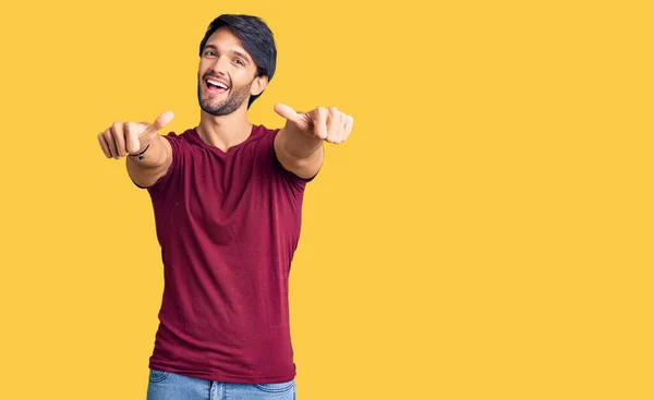 Hombre Hispano Guapo Usando Ropa Casual Aprobando Hacer Gesto Positivo —  Fotos de Stock