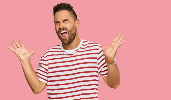 Homem Bonito Com Barba Vestindo Tshirt Listrada Celebrando Louco Louco — Fotografia de Stock