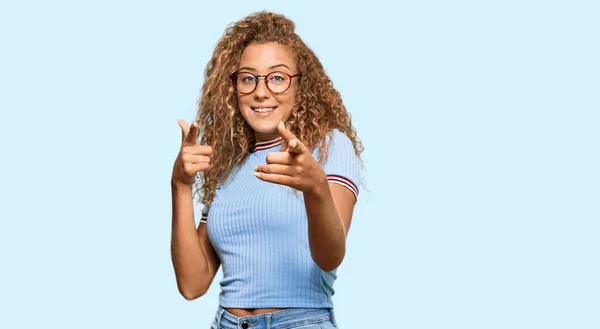 Menina Adolescente Branca Bonita Vestindo Roupas Casuais Óculos Apontando Dedos — Fotografia de Stock