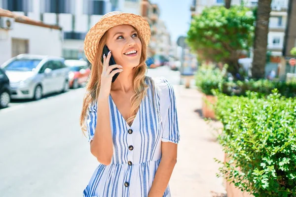 Junge Schöne Blonde Frau Urlaub Mit Sommermütze Glücklich Lächelnd Auf — Stockfoto