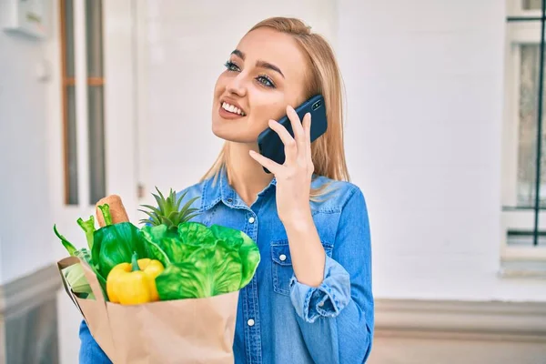 Ung Blond Flicka Ler Glad Prata Smartphone Och Hålla Grogråttor — Stockfoto