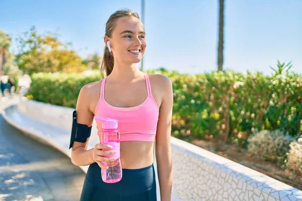 Jonge Blonde Sportvrouw Doet Oefening Drinken Fles Water Stad — Stockfoto