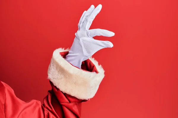 Mão Homem Vestindo Traje Papai Noel Luvas Sobre Fundo Vermelho — Fotografia de Stock