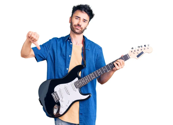 Joven Hispano Tocando Guitarra Eléctrica Con Cara Enojada Signo Negativo — Foto de Stock