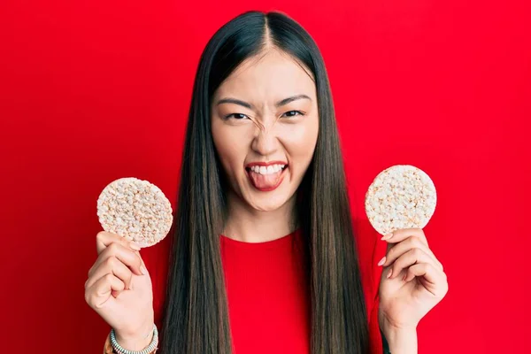 Genç Çinli Kadın Sağlıklı Pirinç Krakerleri Yiyor Dilini Çıkartıyor Komik — Stok fotoğraf
