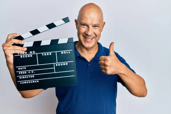 Středověký Plešatý Muž Drží Video Film Clapboard Úsměvem Šťastný Pozitivní — Stock fotografie