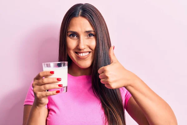 Ung Vacker Brunett Kvinna Dricka Glas Mjölk Ler Glad Och — Stockfoto