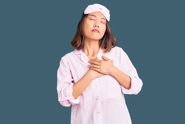 Jong Mooi Chinees Meisje Met Slaapmasker Pyjama Glimlachend Met Handen — Stockfoto