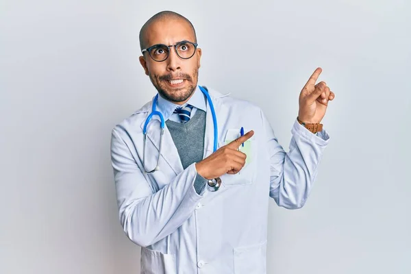 Hombre Adulto Hispano Vistiendo Uniforme Médico Estetoscopio Señalando Lado Preocupado — Foto de Stock