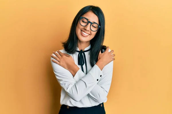 Gyönyörű Ázsiai Fiatal Aki Üzleti Pólóban Ölelkezik Boldog Pozitív Mosolygós — Stock Fotó