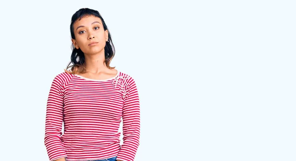 Jonge Vrouw Draagt Casual Kleding Met Een Serieuze Uitdrukking Het — Stockfoto