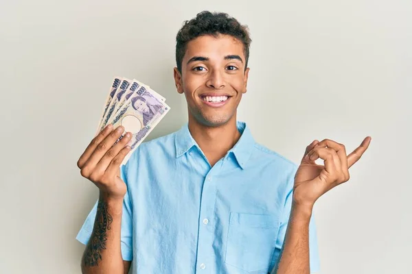 Joven Hombre Afroamericano Guapo Sosteniendo 5000 Billetes Yen Japoneses Sonriendo — Foto de Stock