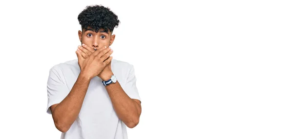 Jovem Árabe Homem Vestindo Casual Branco Shirt Chocado Cobrindo Boca — Fotografia de Stock