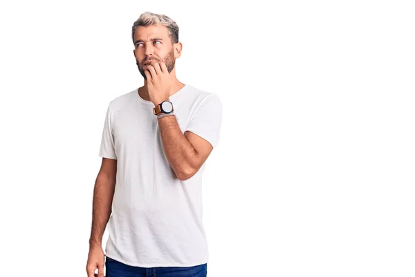 Homem Loiro Bonito Jovem Vestindo Casual Shirt Apontando Dedo Para — Fotografia de Stock