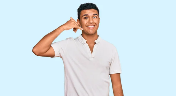 Jovem Árabe Vestindo Roupas Casuais Sorrindo Fazendo Gesto Telefone Com — Fotografia de Stock