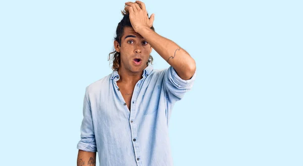 Ung Latinamerikansk Man Bär Sommar Stil Överraskad Med Hand Huvudet — Stockfoto