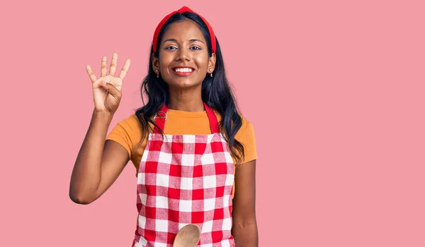 Молода Індійська Дівчина Носить Професійний Пекарський Фартух Показуючи Вказуючи Пальцями — стокове фото