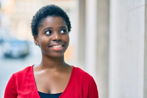 Joven Mujer Afroamericana Sonriendo Feliz Pie Ciudad — Foto de Stock