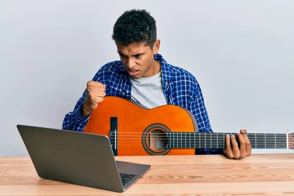 Joven Guapo Afroamericano Hombre Aprendiendo Guitarra Clásica Tutorial Línea Molesto —  Fotos de Stock