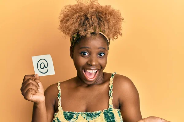 Молода Африканка Афро Волоссям Тримає Онлайн Поштовий Символ Папері Святкуючи — стокове фото
