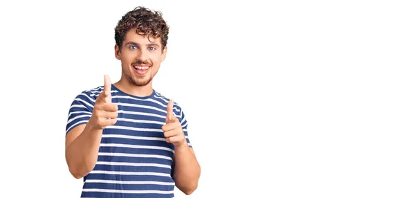 Homem Bonito Jovem Com Cabelo Encaracolado Vestindo Roupas Casuais Apontando — Fotografia de Stock