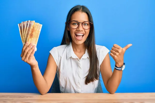 Mulher Hispânica Bonita Segurando 500 Notas Coroa Norwegian Apontando Polegar — Fotografia de Stock