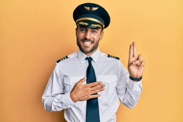 Bell Uomo Ispanico Che Indossa Uniforme Pilota Aeroplano Sorridente Che — Foto Stock