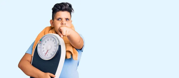 Kisfiú Gyerek Tartja Súlycsökkentő Gép Hogy Egyensúlyt Fogyás Mutató Ujjal — Stock Fotó