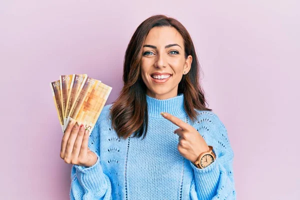 Jovem Morena Segurando 500 Notas Coroa Norwegian Sorrindo Feliz Apontando — Fotografia de Stock