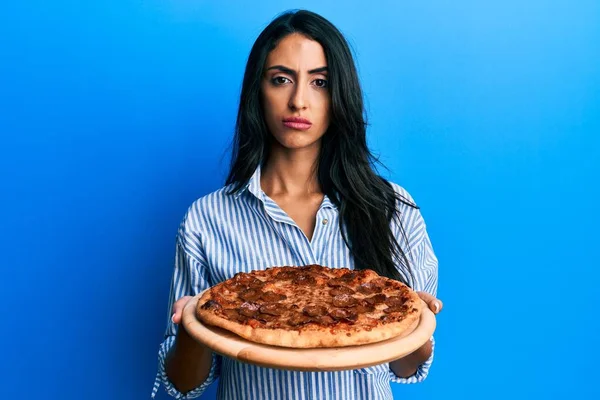 Güzel Spanyol Kadın Elinde Lezzetli Pepperonili Şüpheci Gergin Bir Pizza — Stok fotoğraf