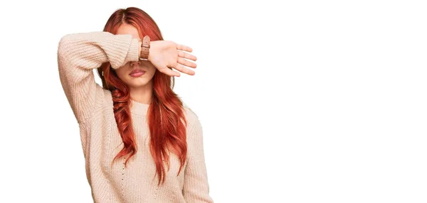 Mujer Pelirroja Joven Con Suéter Casual Invierno Cubriendo Los Ojos —  Fotos de Stock