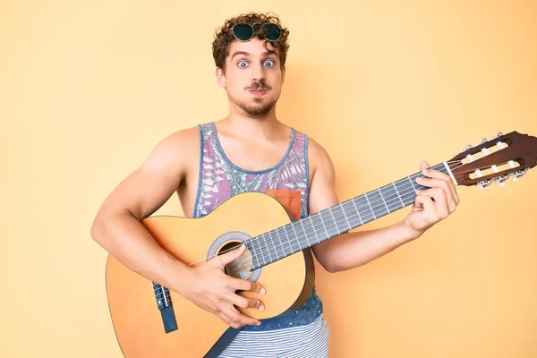 Jeune Homme Caucasien Aux Cheveux Bouclés Jouant Guitare Classique Gonflant — Photo