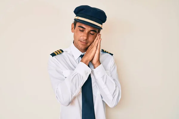 Ung Latinamerikan Man Bär Flygplan Pilot Uniform Sova Trött Drömmer — Stockfoto