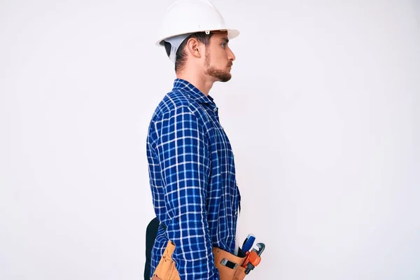 Jovem Bonito Homem Weaing Handyman Uniforme Olhando Para Lado Relaxar — Fotografia de Stock
