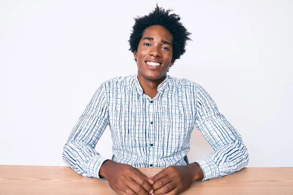 Bonito Homem Americano Africano Com Cabelo Afro Vestindo Roupas Casuais — Fotografia de Stock