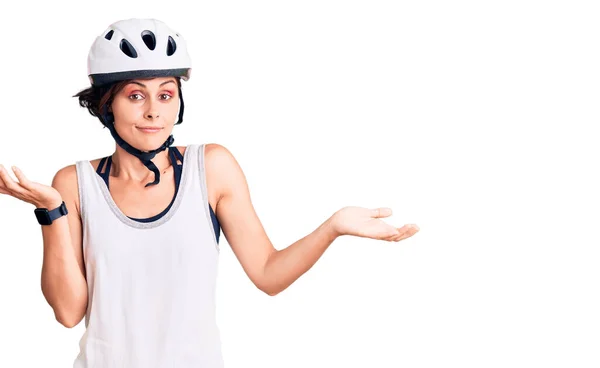 Schöne Junge Frau Mit Kurzen Haaren Trägt Fahrradhelm Ahnungslos Und — Stockfoto