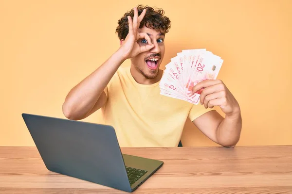 Joven Hombre Caucásico Con Pelo Rizado Sentado Mesa Trabajando Con —  Fotos de Stock