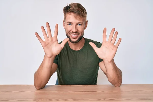 Jeune Homme Caucasien Portant Des Vêtements Décontractés Assis Sur Table — Photo