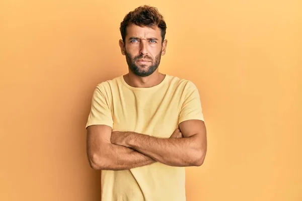 Bonito Homem Com Barba Vestindo Camiseta Amarela Casual Sobre Fundo — Fotografia de Stock