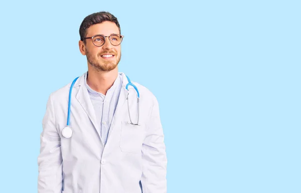 Jovem Bonito Com Urso Vestindo Uniforme Médico Olhando Para Lado — Fotografia de Stock